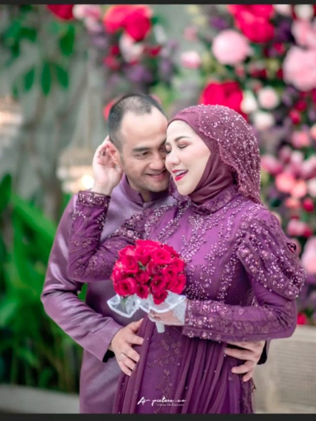 Meresmikan hubungannya di Bali pada 7 Maret 2022, Venna Melinda dan Ferry Irawan menjalankan ibadah puasa pertamanya sebagai suami dan istri. Foto: Instagram/@vennamelindareal