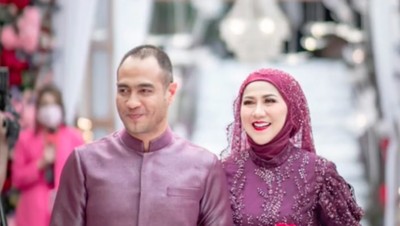 8 Kemesraan Venna Melinda & Suami di Tasyakuran Pernikahan, Dekorasinya Mewah