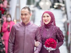 8 Kemesraan Venna Melinda & Suami di Tasyakuran Pernikahan, Dekorasinya Mewah