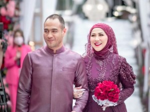 Venna Melinda Janji Tak Pakai Baju Ketat, Ferry Irawan Berhenti Merokok Usai Menikah
