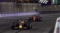Pembalap Red Bull Max Verstappen melewati garis finis untuk memenangkan perlombaan di depan pebalap Ferrari Charles Leclerc.