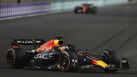 Persaingan sengit terjadi pada lap ke-42 antara Leclerc vs Verstappen. Verstappen menyalip Leclerc di Turn 27, tapi disalip kembali oleh pebalap Ferrari itu di lap berikutnya.