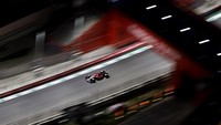 Pembalap Ferrari Charles Leclerc beraksi selama balapan.