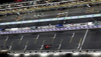Setelah Sergio Perez masuk pit, Charles Leclerc sempat menjadi pemimpin lomba.