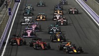Arab Saudi menggelar seri kedua F1 2022 yang berlangsung di Jeddah Corniche Circuit, Senin (28/3/2022) dini hari WIB. Sergio Perez dari tim Red Bull Racing memulai balapan selaku pole sitter.