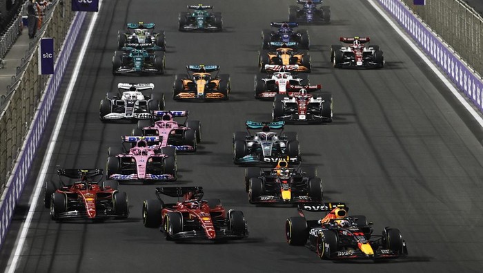 Verstappen Melesat di F1 GP Arab Saudi! Formula One F1 - Saudi Arabia Grand Prix - Jeddah Corniche Circuit, Jeddah, Saudi Arabia - March 27, 2022 Red Bull's Max Verstappen celebrates on the podium with the trophy after winning the race REUTERS/Hamad I Mohammed