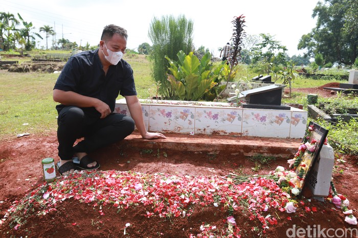 Presenter Vicky Prasetyo saat berziarah ke makam ibunda Kalina Oktaranidi TPU Khassan Khainnah, Ciputat, Tangerang Selatan, (28/3/2022).