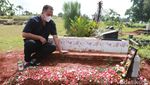 Vicky Prasetyo Berdoa di Pusara Mantan Mertua