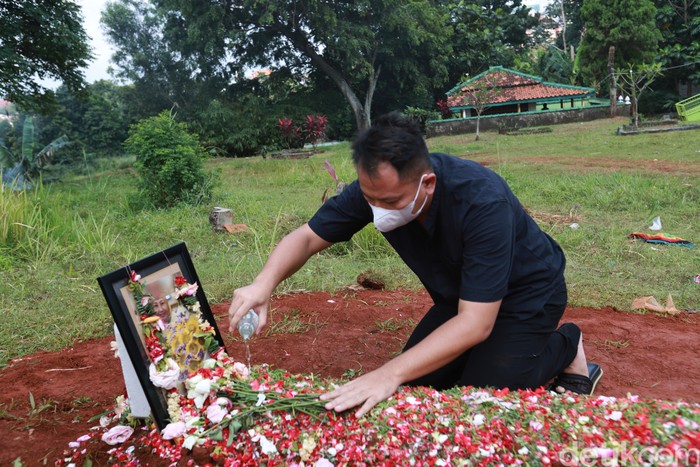 Vicky Prasetyo Presenter Vicky Prasetyo saat berziarah ke makam ibunda Kalina Oktaranidi TPU Khassan Khainnah, Ciputat, Tangerang Selatan, (28/3/2022).