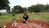 Mama sudah nggak sakit lagi, kata Vicky Prasetyo ketika mendengar kabar Een meninggal dunia. (Foto: Palevi/detikcom)