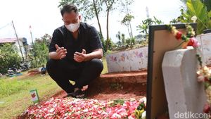 Vicky Prasetyo Berdoa di Pusara Mantan Mertua