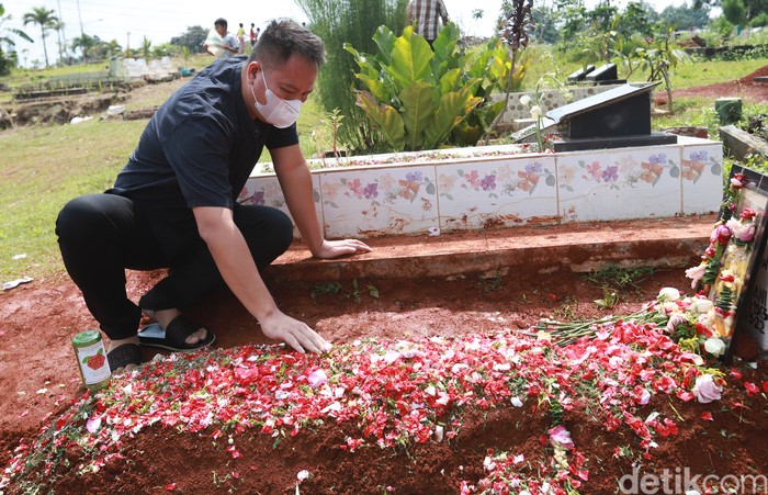 Vicky Prasetyo Presenter Vicky Prasetyo saat berziarah ke makam ibunda Kalina Oktaranidi TPU Khassan Khainnah, Ciputat, Tangerang Selatan, (28/3/2022).