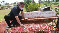 Semasa hidupnya, Een pernah memuji Vicky Prasetyo sebagai sosok menantu yang banyak membantunya. (Foto: Palevi/detikcom)