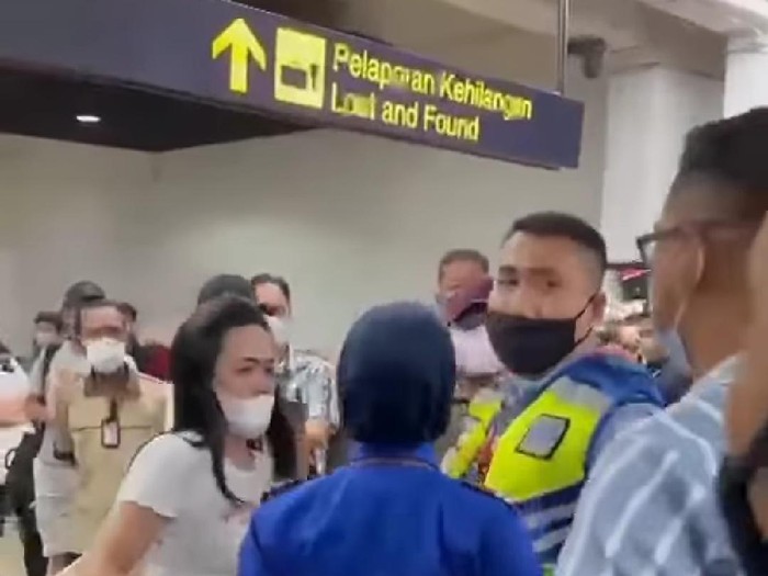Viral Antrean Penumpang Tunggu Bagasi di Terminal 2D, Lion Air Minta Maaf