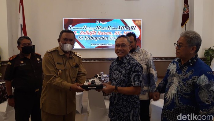 Wakil Ketua MPR Zulkifli Hasan saat kunker di Boyolali. Di kantor Bupati Boyolali, Zulhas bertemu Wabup Boyolali Wahyu Irawan dan forkopimda.