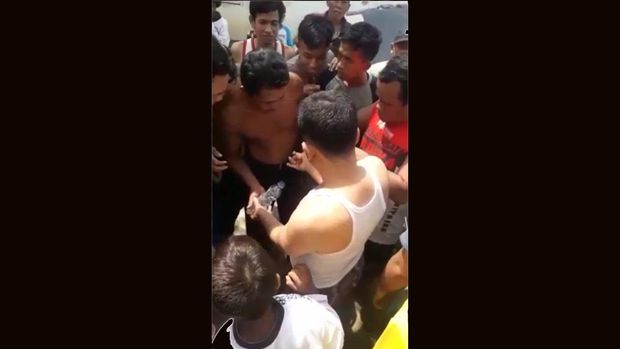 Warga berkerumun melihat benda diduga 'tuyul' di Cirebon