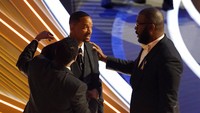 Usai kejadian itu pun Will tampak ditenangkan oleh Tyler Perry. Chris Pizzello/Invision/AP/Chris Pizzello