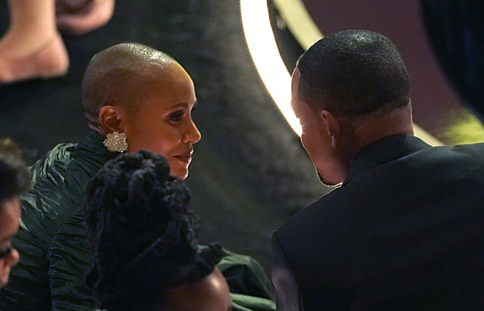 Will Smith dan Jada Pinkett Smith di Oscar 2022 Jada Pinkett Smith, left, and Will Smith appear in the audience at the Oscars on Sunday, March 27, 2022, at the Dolby Theatre in Los Angeles. (AP Photo/Chris Pizzello)