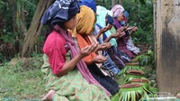 warga sedang memanjatkan doa sebelum jamasan Foto Muhammad Zamzuri