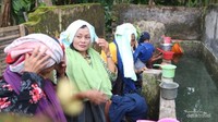 ibu ibu sedang menjalankan budaya jamasan Foto Muhammad Zamzuri