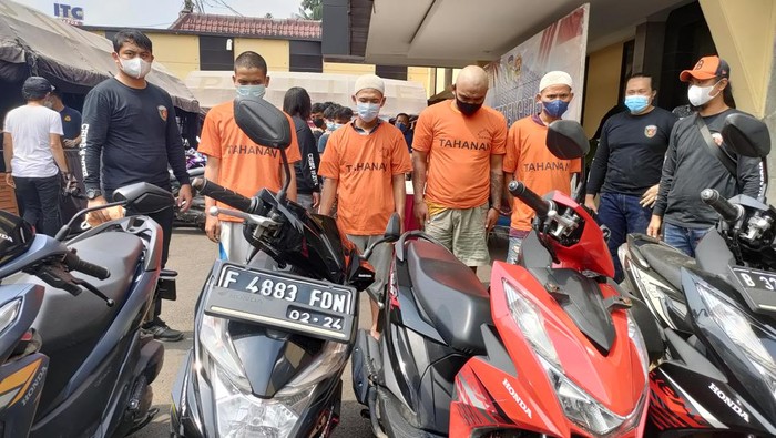 Polres Metro Kota Depok menangkap 4 pelaku pencurian motor di wilayah sekitar Jakarta, termasuk Depok dan Bogor. 25 motor yang diamankan dari para pelaku akan dikembalikan kepada para korban.