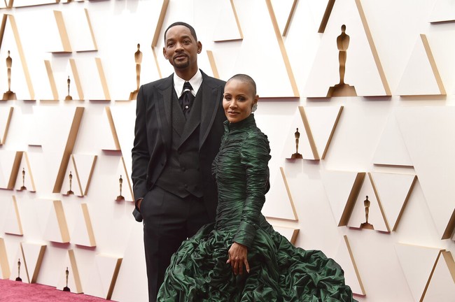 Namun penampilannya yang memesona itu justru diejek oleh Chris Rock. Chris mengejek kepala plontos Jada dan menyebutnya sebagai pemain baru G.I. Jane. Ejekan itu membuat Will Smith marah. Foto: Dok. AP, Instagram @jadapinkettsmith