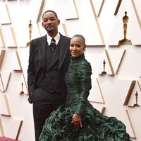 Namun penampilannya yang memesona itu justru diejek oleh Chris Rock. Chris mengejek kepala plontos Jada dan menyebutnya sebagai pemain baru G.I. Jane. Ejekan itu membuat Will Smith marah. Foto: Dok. AP, Instagram @jadapinkettsmith