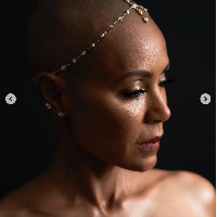Jada Pinkett Smith berambut botak sejak Desember 2021. Dia perdana memperlihatkan penampilan botaknya saat menghadiri premier Matrix Resurrections Foto: Dok. AP, Instagram @jadapinkettsmith
