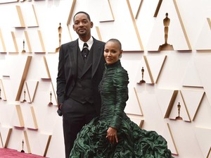 Chris Rock Kabarnya Tak Tahu Kondisi yang Membuat Jada Pinkett Smith Botak