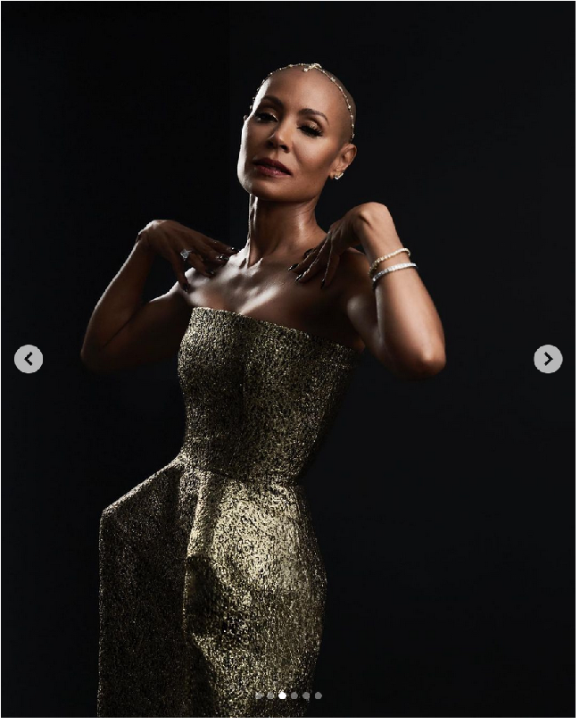 Jada Pinkett Smith kini botak karena mengalami alopecia, salah satu kondisi rambut rontok karena autoimun. “Kalian tahu bahwa aku selama ini berjuang dengan alopecia. Dan lihatlah kini, semuanya terlihat. Dan ini akan lebih sulit bagiku untuk disembunyikan. Jadi aku berpikir untuk membagikannya sehingga kalian tidak bertanya-tanya lagi,” tulis aktris 50 tahun itu. Foto: Dok. AP, Instagram @jadapinkettsmith