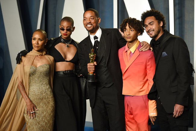 Setelah insiden di atas panggung Oscar, Jada Pinkett Smith dan Will Smith menampilkan kemesraan mereka di acara after party Academy Awards 2022 yang digelar Vanity Fair. Jada dan Will Smith hadir bersama tiga anak mereka.  Foto: Dok. AP, Instagram @jadapinkettsmith