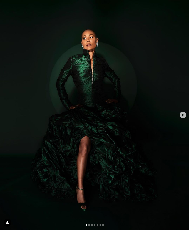 Jada melengkapi penampilannya di Oscar 2022 dengan sepatu dari Jimmy Choo dan perhiasan dari Glenn Spiro. Anting besar bentuk bunga terlihat menonjol dengan gayanya yang kini tak berambut. Foto: Dok. AP, Instagram @jadapinkettsmith