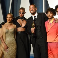 Setelah insiden di atas panggung Oscar, Jada Pinkett Smith dan Will Smith menampilkan kemesraan mereka di acara after party Academy Awards 2022 yang digelar Vanity Fair. Jada dan Will Smith hadir bersama tiga anak mereka.  Foto: Dok. AP, Instagram @jadapinkettsmith