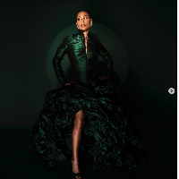 Jada melengkapi penampilannya di Oscar 2022 dengan sepatu dari Jimmy Choo dan perhiasan dari Glenn Spiro. Anting besar bentuk bunga terlihat menonjol dengan gayanya yang kini tak berambut. Foto: Dok. AP, Instagram @jadapinkettsmith