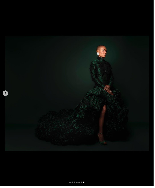 Jada Pinkett sendiri sempat menunjukkan ekspresi cemberut, Will Smith juga sempat terlihat tertawa setelah mendengar lelucon tersebut. Namun tak lama kemudian, ayah tiga anak itu menghampiri Chris Rock dan menamparnya. Foto: Dok. AP, Instagram @jadapinkettsmith