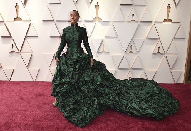 Jada Pinkett Smith tampil memesona dengan gaun hijau emerald saat menghadiri Academy Awards 2022 bersama Will Smith. Gaun yang dikenakannya merupakan karya desainer Jean Paul Gaultier. Foto: Dok. AP, Instagram @jadapinkettsmith