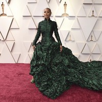 Jada Pinkett Smith tampil memesona dengan gaun hijau emerald saat menghadiri Academy Awards 2022 bersama Will Smith. Gaun yang dikenakannya merupakan karya desainer Jean Paul Gaultier. Foto: Dok. AP, Instagram @jadapinkettsmith