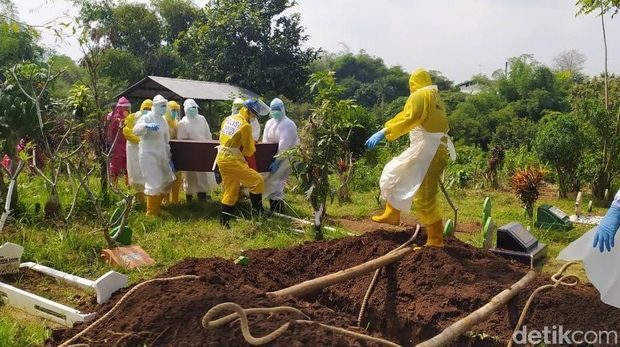 AKBP Sutiono yang pernah tertidur di atas makam karena kelelahan setelah memakamkan lebih dari 20 jenazah COVID-19 dalam sehari.