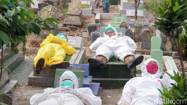 AKBP Sutiono yang pernah tertidur di atas makam karena kelelahan setelah memakamkan lebih dari 20 jenazah COVID-19 dalam sehari.