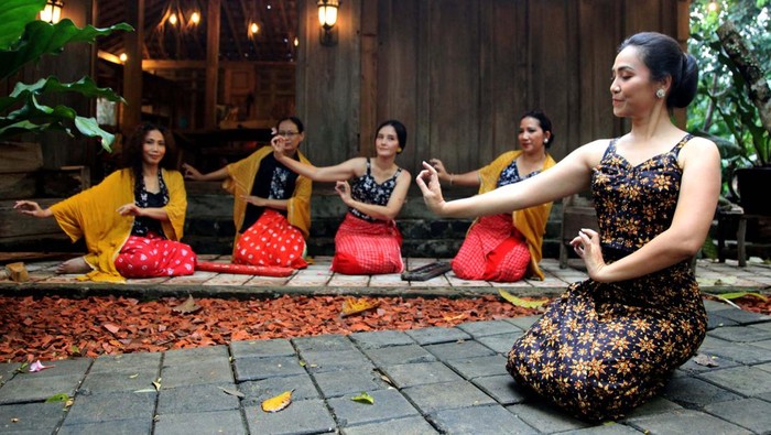 Pegiat wastra berkolaborasi bersama sejumlah penari, seniman lukis, dan musisi wanita. Kegiatan itu salah satunya digelar untuk melestarikan budaya Indonesia.