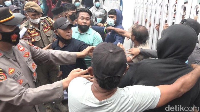 Aksi unjuk rasa di Polman berakhir ricuh.