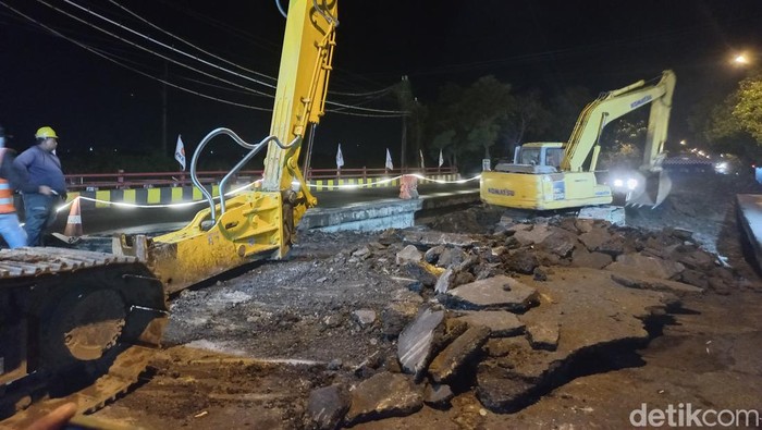 Alat berat tiba untuk membongkar Jembatan Balun Lamongan yang ambles.
