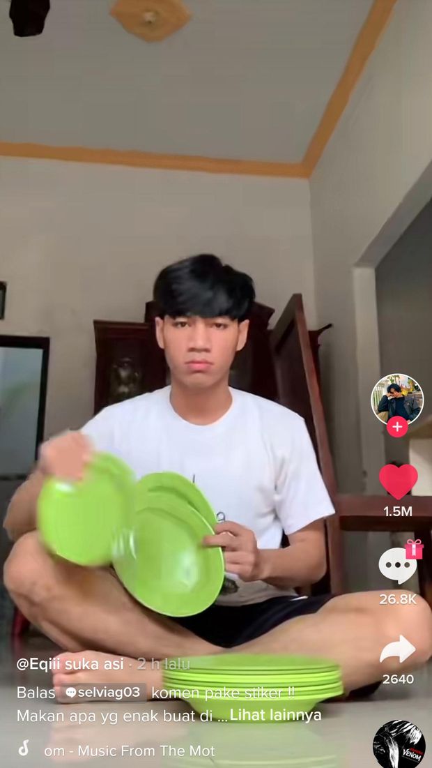 Alat makan warna hijau