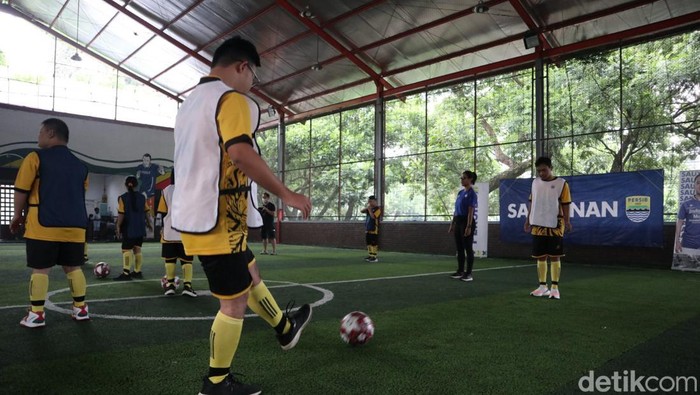 Anak down syndrome main bareng  Persib Bandung.