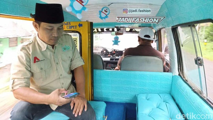 Ada angkot sultan di Jember. Sederet fasilitas di angkot mewah ini dinilai bisa membuat penumpang berasa menjadi sultan.