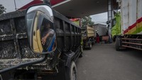 Antrean yang didominasi truk tersebut terjadi akibat langkanya bahan bakar solar bersubsidi di sejumlah SPBU di provinsi Banten. Harga solar bersubsidi Rp 5.150/liter.