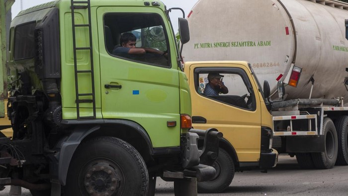 ANTRE PENGISIAN SOLAR DI BANTEN Supir truk antre saat membeli bahan bakar solar besubsidi di salah satu SPBU di Lebak, Banten, Selasa (29/3/2022). Antrean yang didominasi truk tersebut terjadi akibat langkanya bahan bakar solar bersubsidi di sejumlah SPBU di provinsi Banten. ANTARA FOTO/Muhammad Bagus Khoirunas/foc.