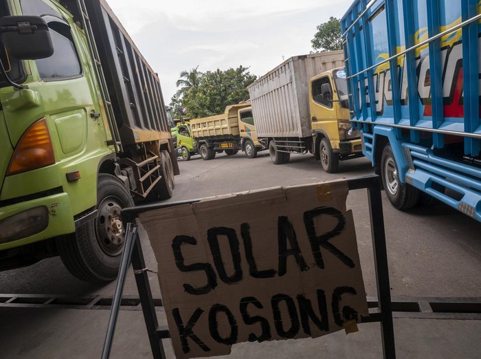 Supir truk antre saat membeli bahan bakar solar besubsidi di salah satu SPBU di Lebak, Banten, Selasa (29/3/2022). Antrean yang didominasi truk tersebut terjadi akibat langkanya bahan bakar solar bersubsidi di sejumlah SPBU di provinsi Banten. ANTARA FOTO/Muhammad Bagus Khoirunas/foc.