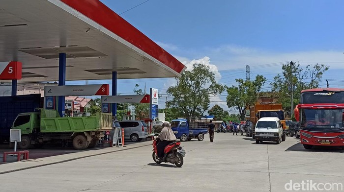 Antrean kendaraan di SPBU Banda Aceh gegara kelangkaan solar