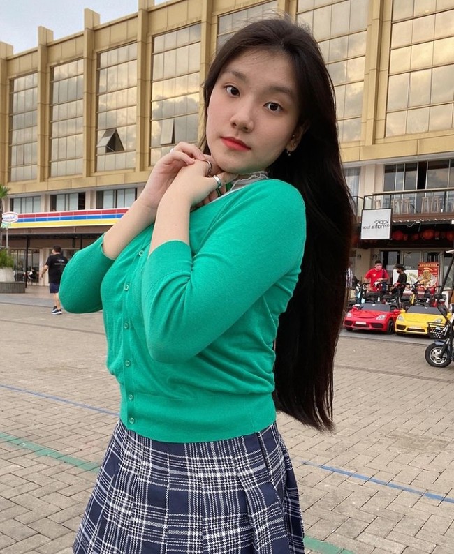 Menurut Hotman Paris, pendamping yang cantik mempunyai keunggulan karena bagus untuk marketing. Salah satu pilihannya jatuh kepada Coco Lee, dia merupakan aspri termuda yang berusia 16 tahun. Foto: Instagram/cocobroccolee